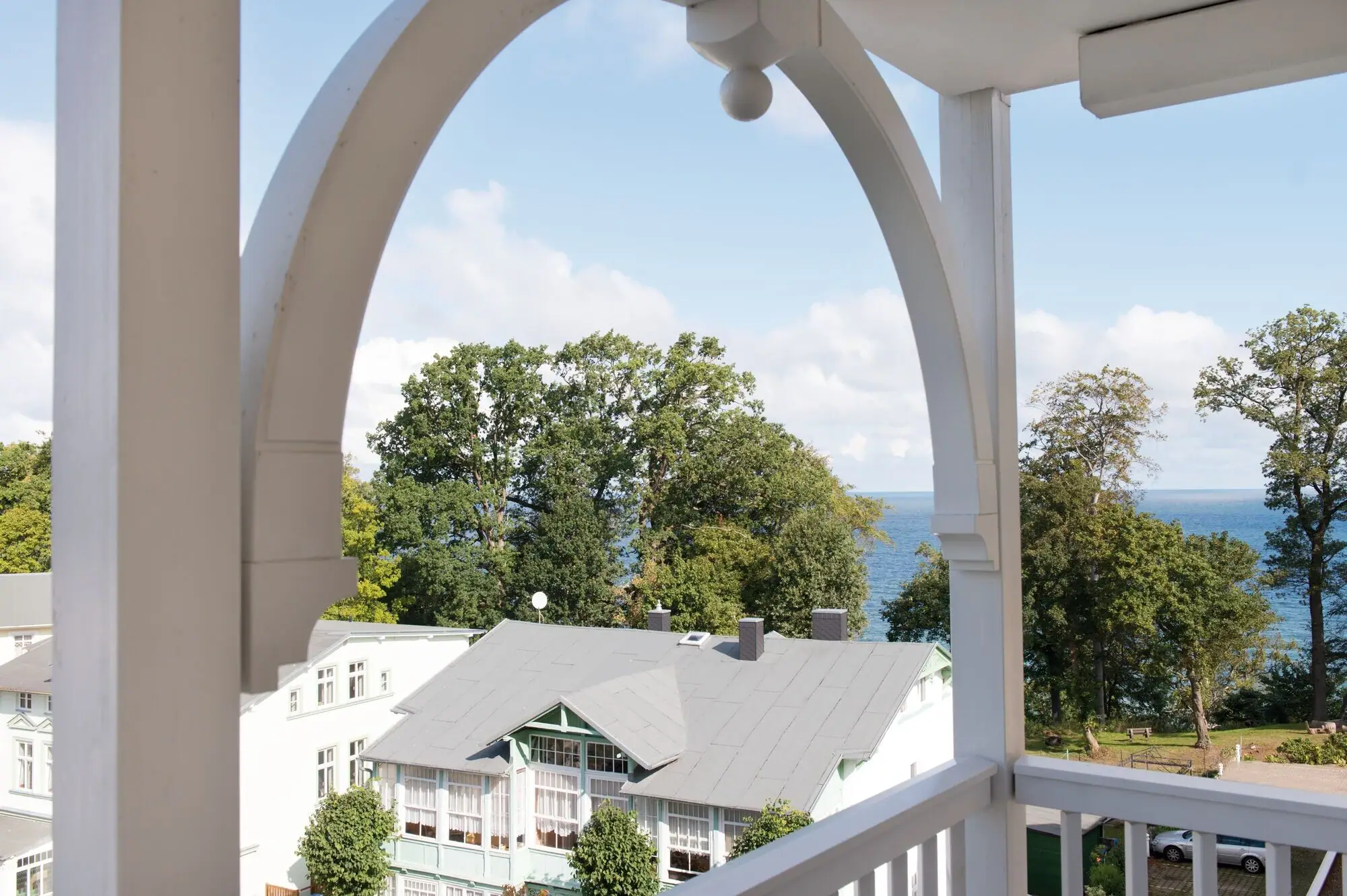 Blick von einem Balkon auf ein Haus im Freien.