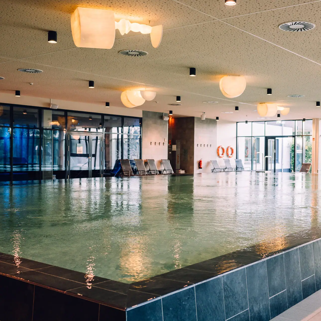 Day SPA im aja Bad Saarow Großes Hallenbad mit Beleuchtung