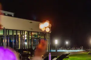 Wunderkerze Eine Person steht vor einem Gebäude bei Nacht.