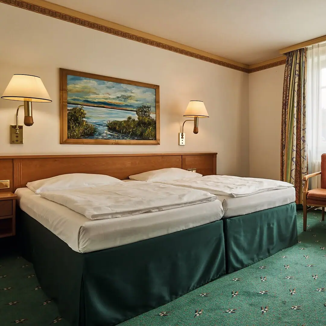 Zimmer Nordperd & Villen Ein Zimmer mit einem Bett und einem Stuhl.