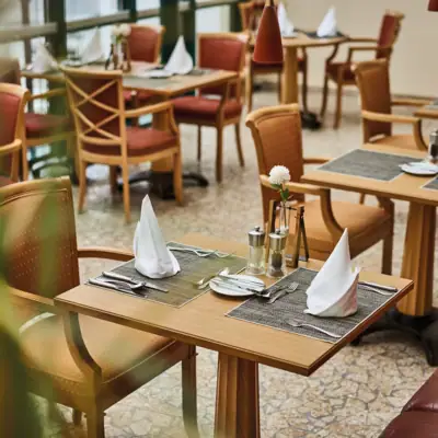 Ein für eine Mahlzeit gedeckter Tisch.