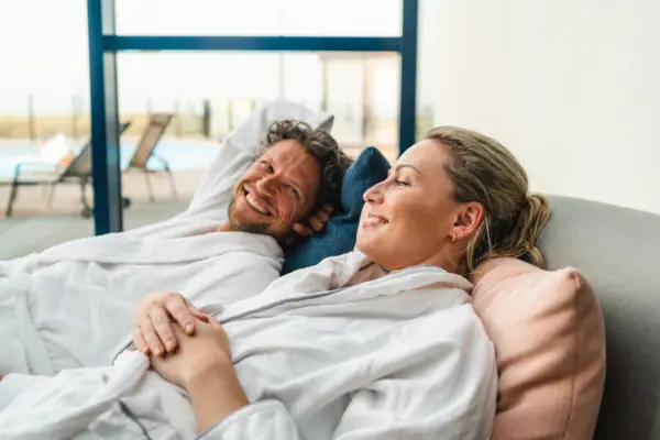 Ein Mann und eine Frau liegen im Bademantel im SPA.