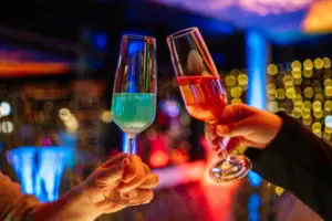 Hände halten Weingläser