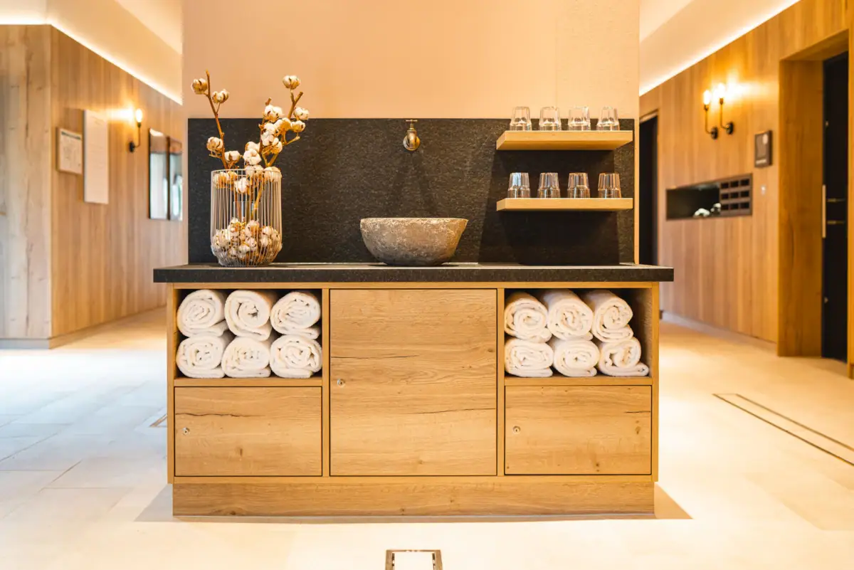 SPA Bereich Der Eingang zum SPA Bereich mit einem Waschbecken und Handtüchern.