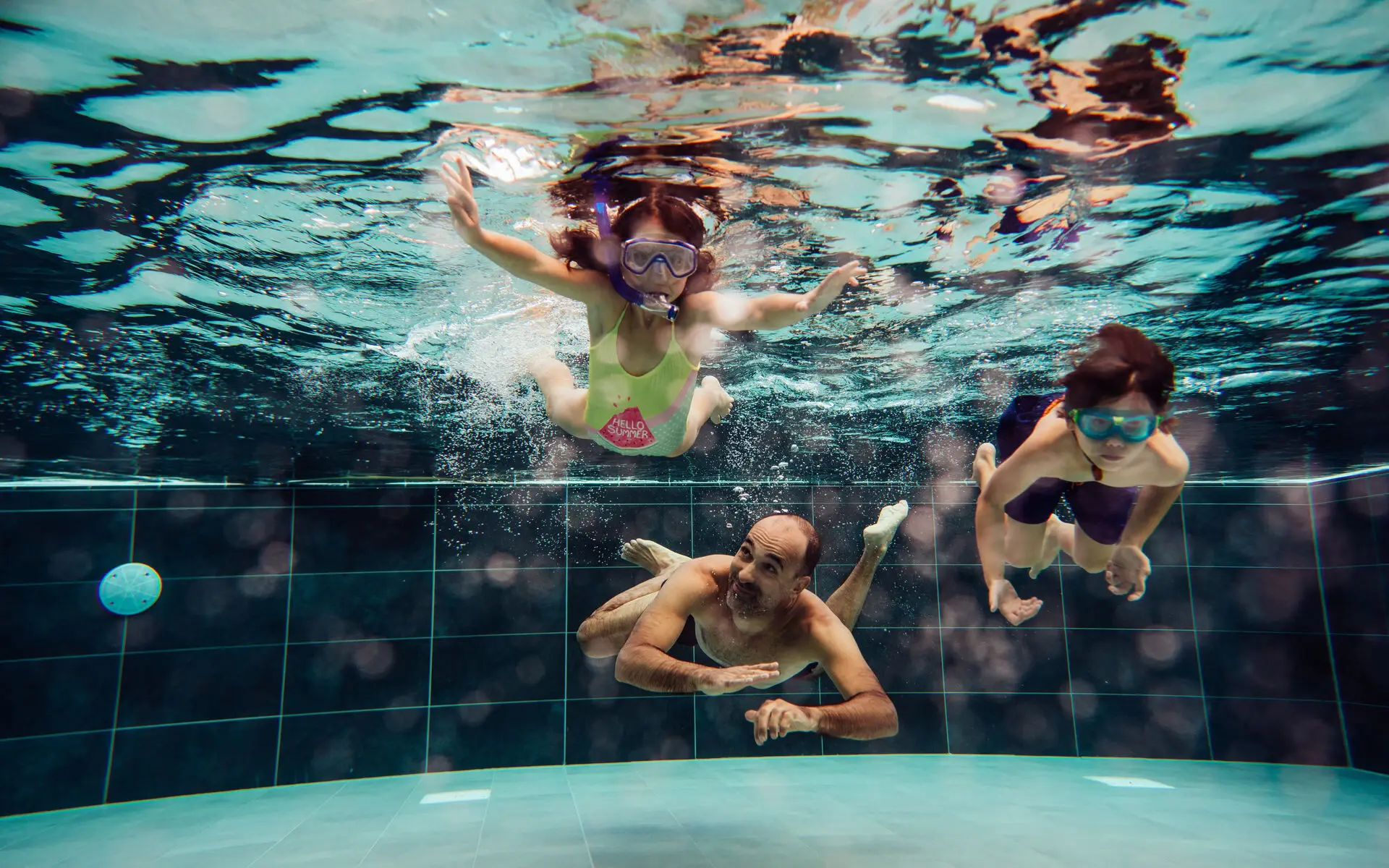Eine Gruppe von Menschen beim Unterwasserschwimmen