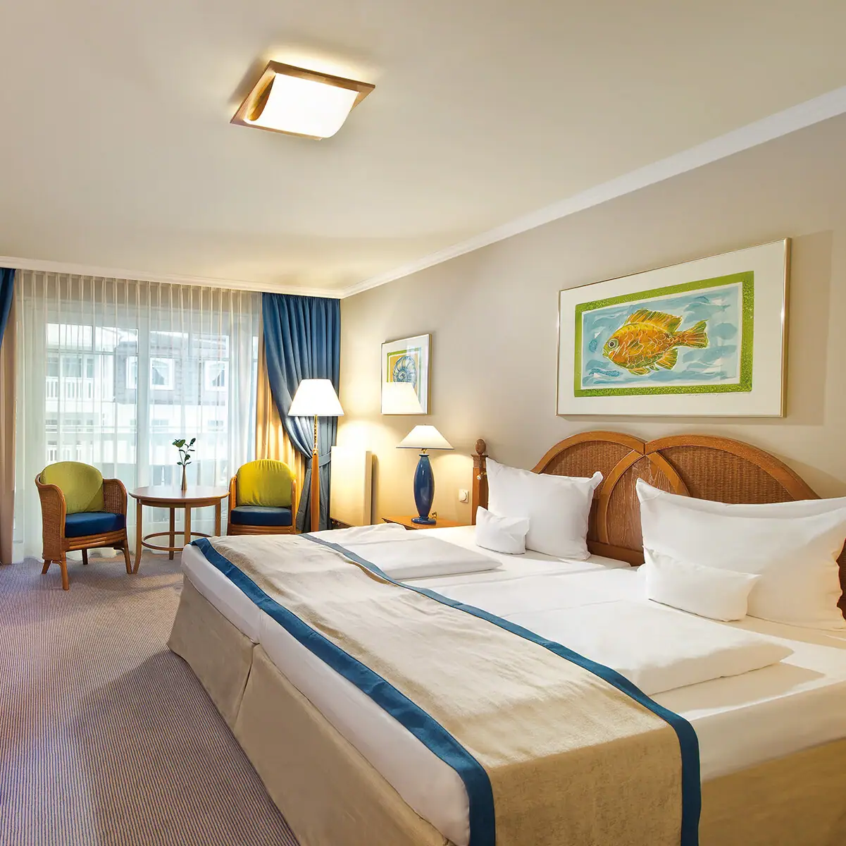 Hotelzimmer mit einem Bett und einem Schreibtisch.