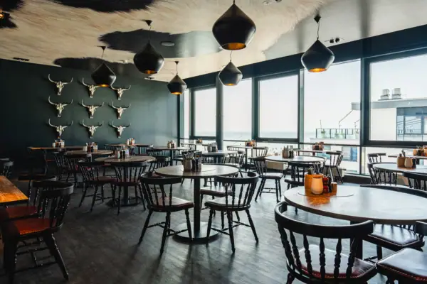 Ein Raum mit Tischen und Stühlen.