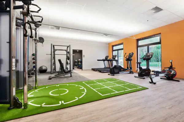 Fitnessstudio mit Trainingsgeräten