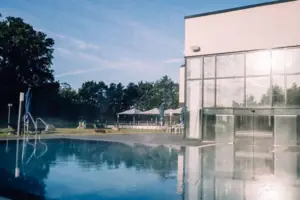 Ein Wasserbecken vor einem Gebäude.