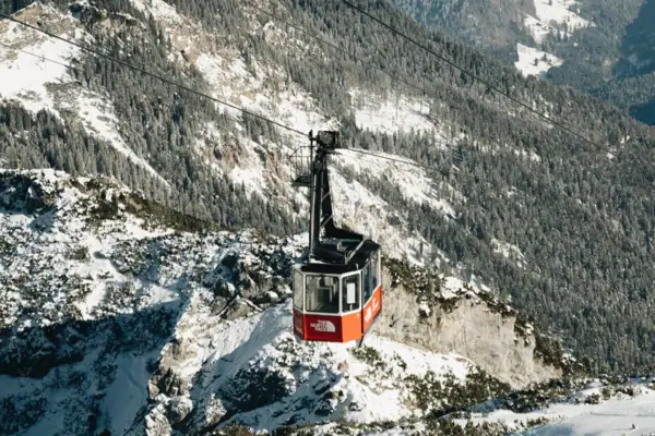 Seilbahn auf einem verschneiten Berg