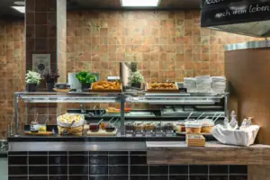 Buffett Eine Buffettfläche in einem Restaurant mit verschiedenen Speisen.