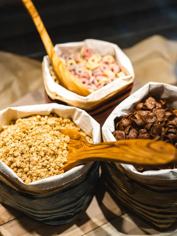 Eine Gruppe von Schalen mit Müsli und einem Löffel.