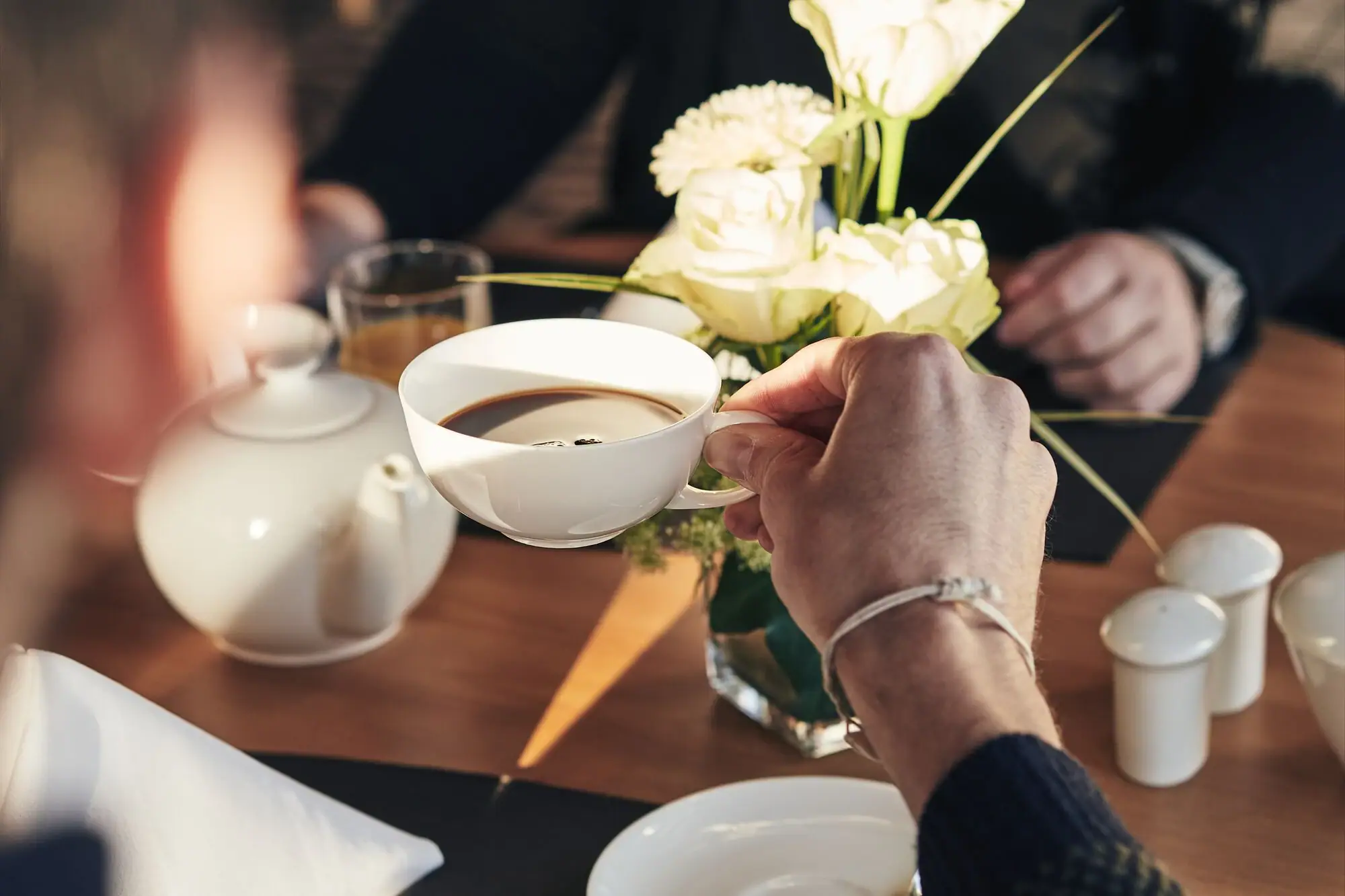 Kaffee Eine Person hält eine Tasse Kaffee.