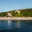 Strand mit weißen Gebäuden und Bäumen