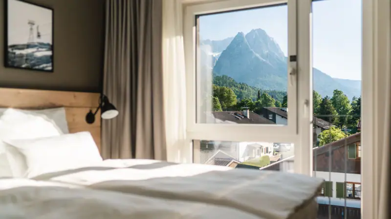 Schlafzimmer mit Fenster und Bergblick