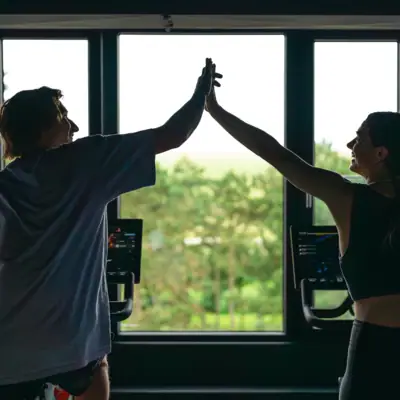 Fitness Ein Mann und eine Frau geben sich einen High Five.