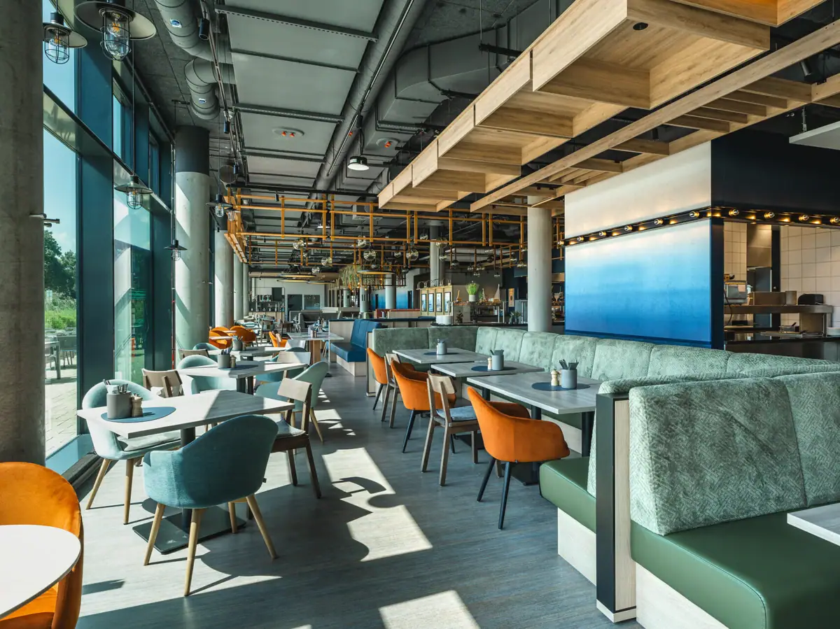 Restaurant Ein Restaurant mit Tischen und Stühlen.