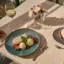 Ein Stück Kuchen mit Eis und frischen Früchten.
