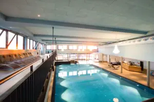 Ein Hallenbad mit klarem Wasser und moderner Architektur.