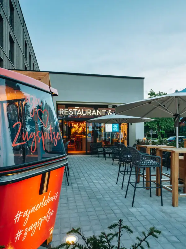 Eine roter Gondel mit einem roten Schild darauf.