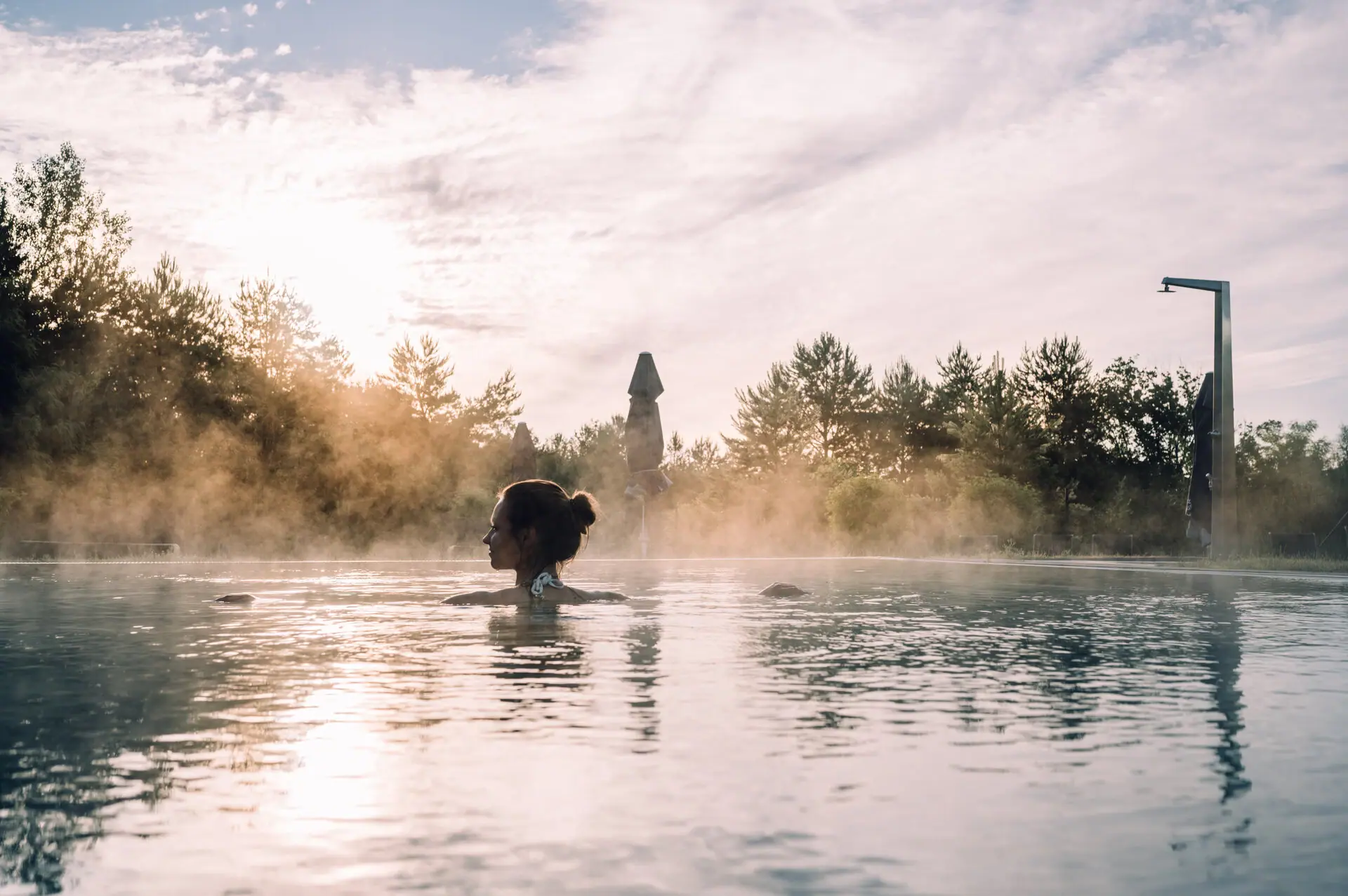 Eine Frau im Wasser.