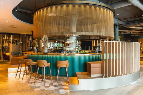 Runde Bar mit Stühlen im Innenbereich