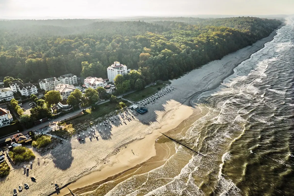 aja Strandhotel Bansin direkt am Strand neben der Ostsee.