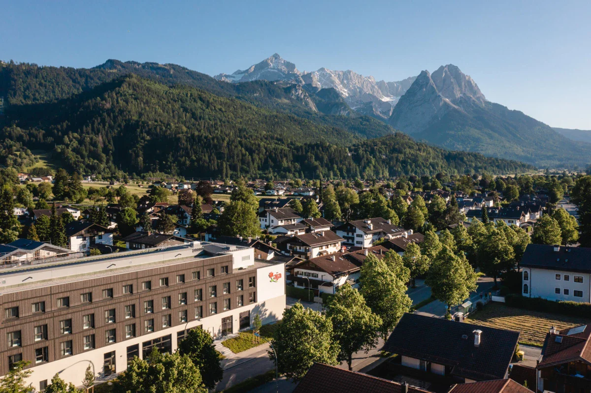 aja Garmisch-Partenklirchen Stadt mit Bäumen und Bergen im Hintergrund