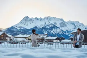 Eine Frau in einem weißen Mantel im Schnee.