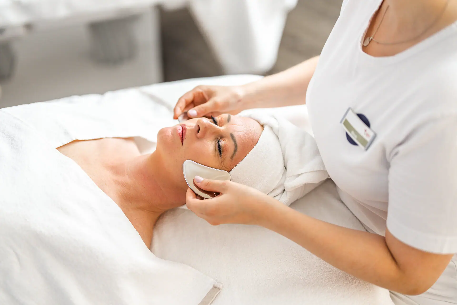 Eine Frau erhält eine Gesichtsmassage.