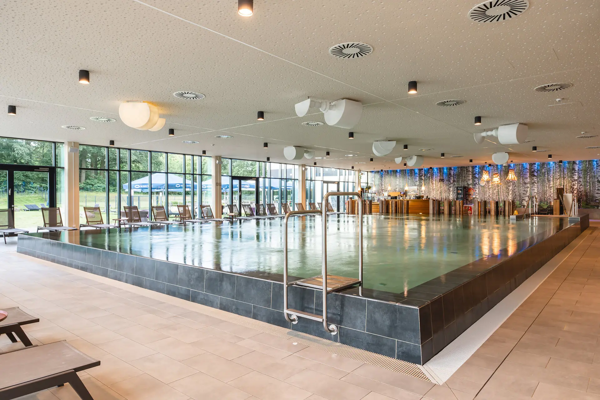 Großes Hallenbad mit großer Brüstung.