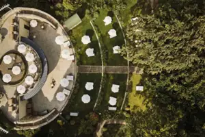 Luftaufnahme eines Gebäudes mit Sonnenschirmen und Grasflächen