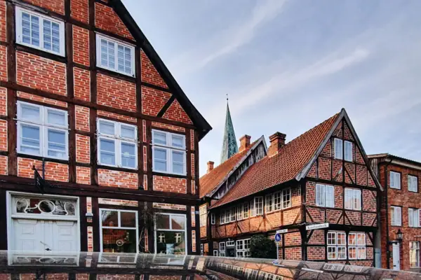 Spiegelung eines Gebäudes in einer Pfütze