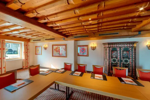 Tagungsraum mit Tischen und Stühlen.