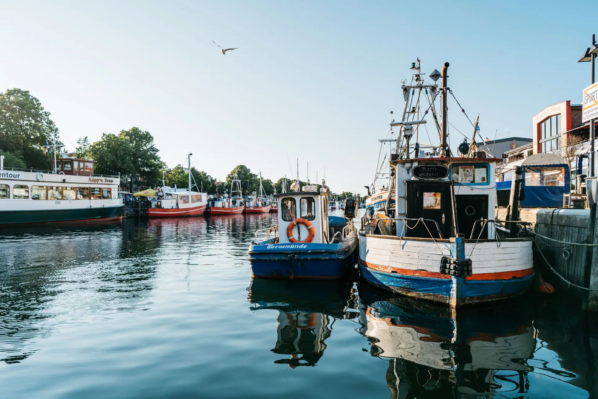 Boote im Hafen auf dem Wasser
