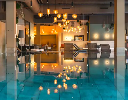 Innenpool Ein Pool mit Beleuchtung.