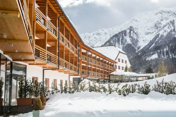 Ein Gebäude mit vielen Balkonen und Schnee.