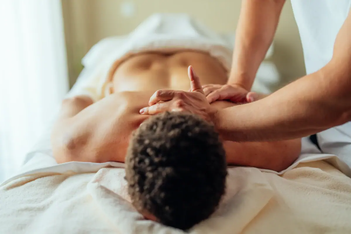 Ganzkörpermassage Mann erhält Massage