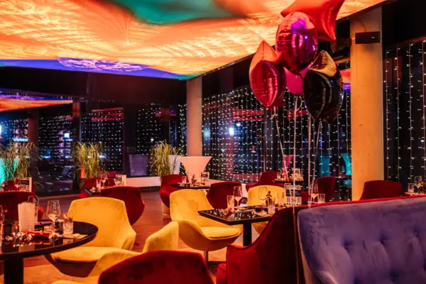 Silvester in der Bar Ein Raum mit Tischen, Stühlen und Luftballons.