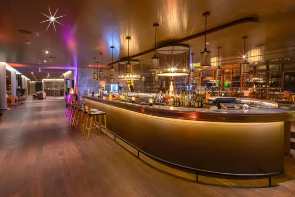 Eine Bar mit Tresen und Hockern.