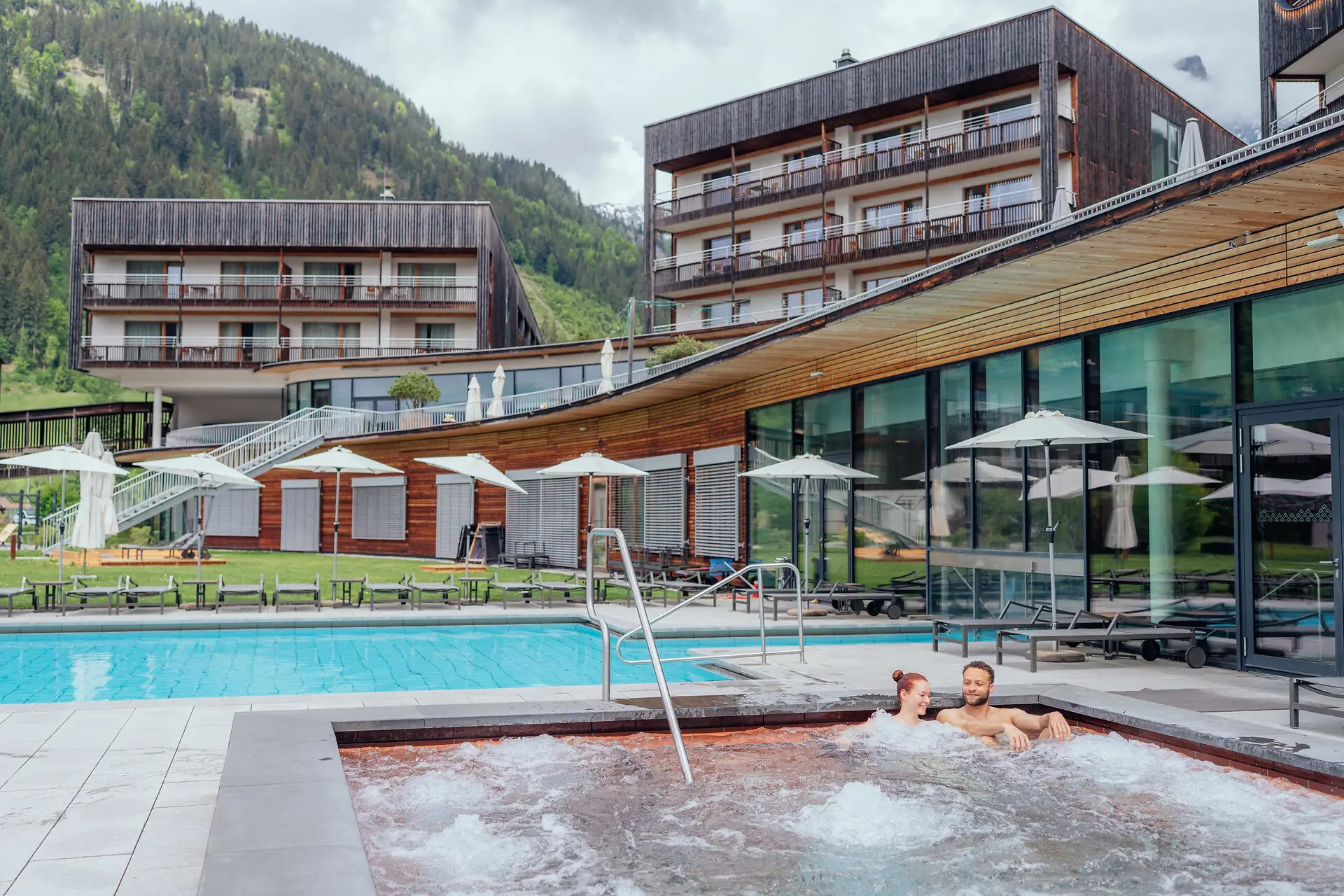 Ein Paar in einem Whirlpool im Freien.