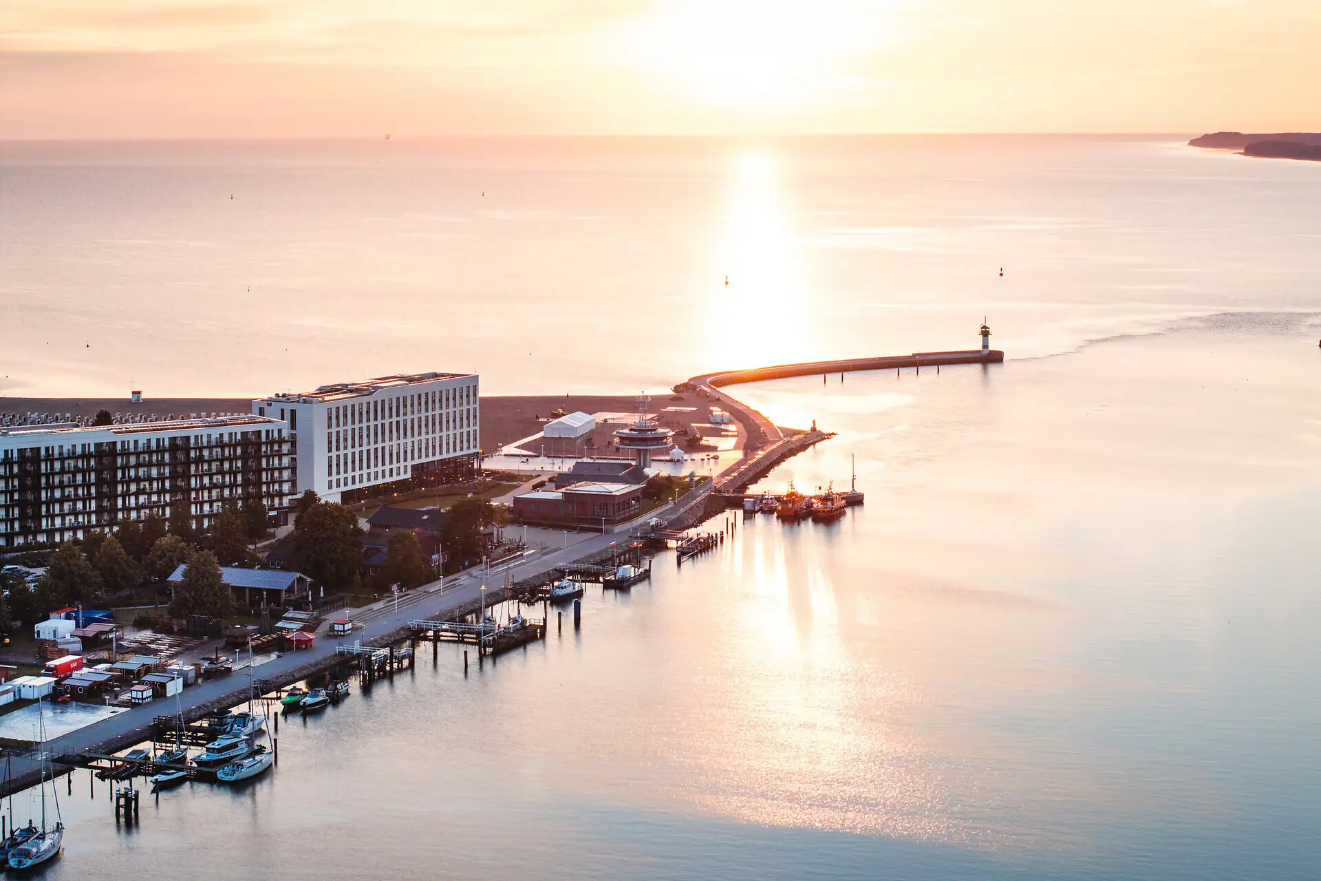 Ein Gewässer mit einem Pier und Gebäuden im Hintergrund.