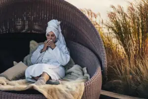 Eine Frau sitzt auf einem Stuhl.