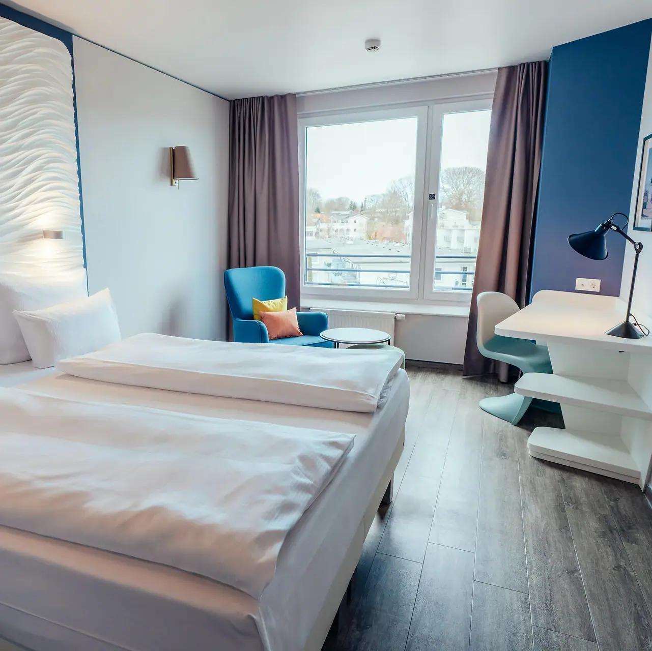 Ein Zimmer mit zwei Betten und einem Tisch.