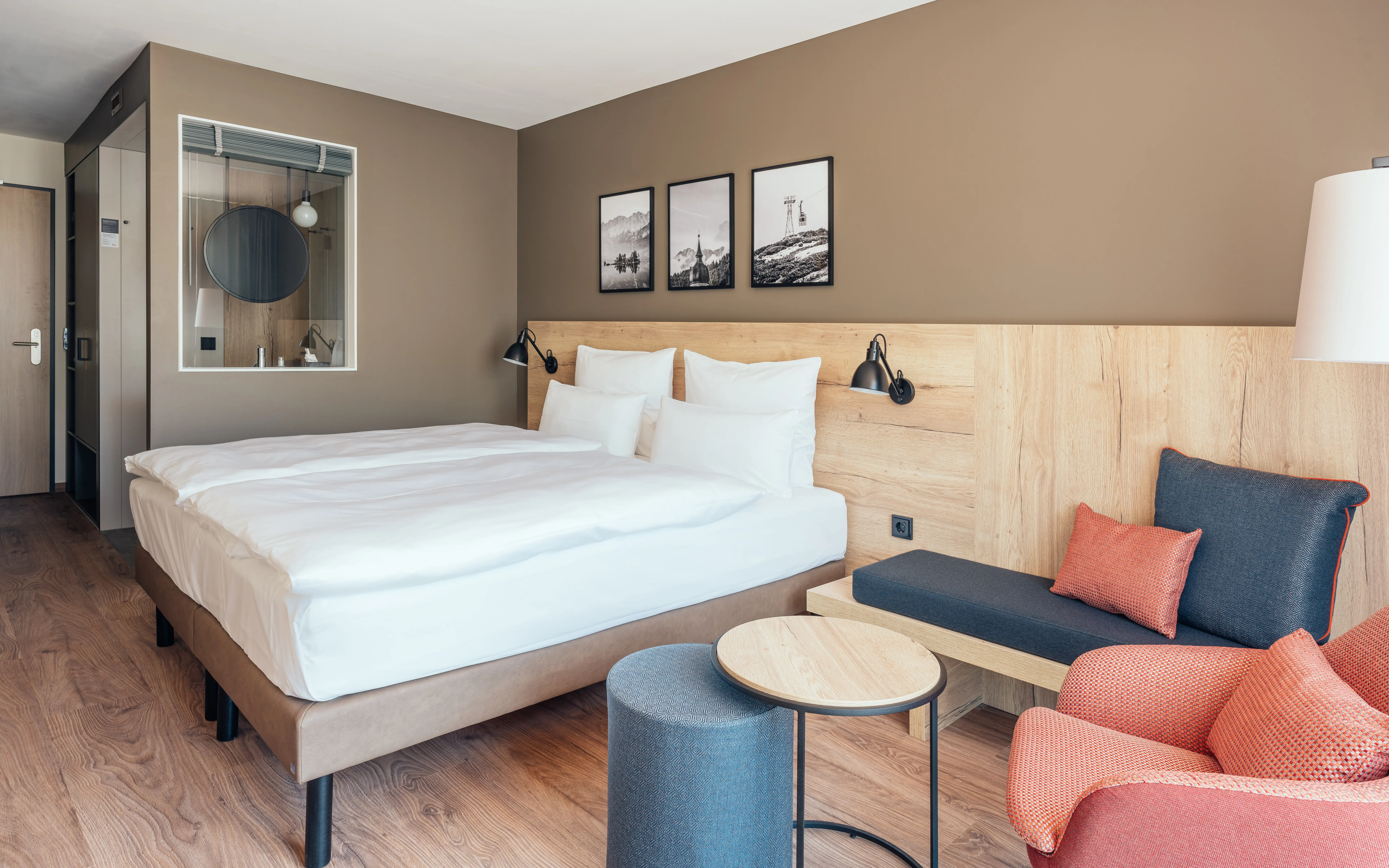 Ein Hotelzimmer mit einem Kingsizebett und gemütlicher Wohnmöbeln