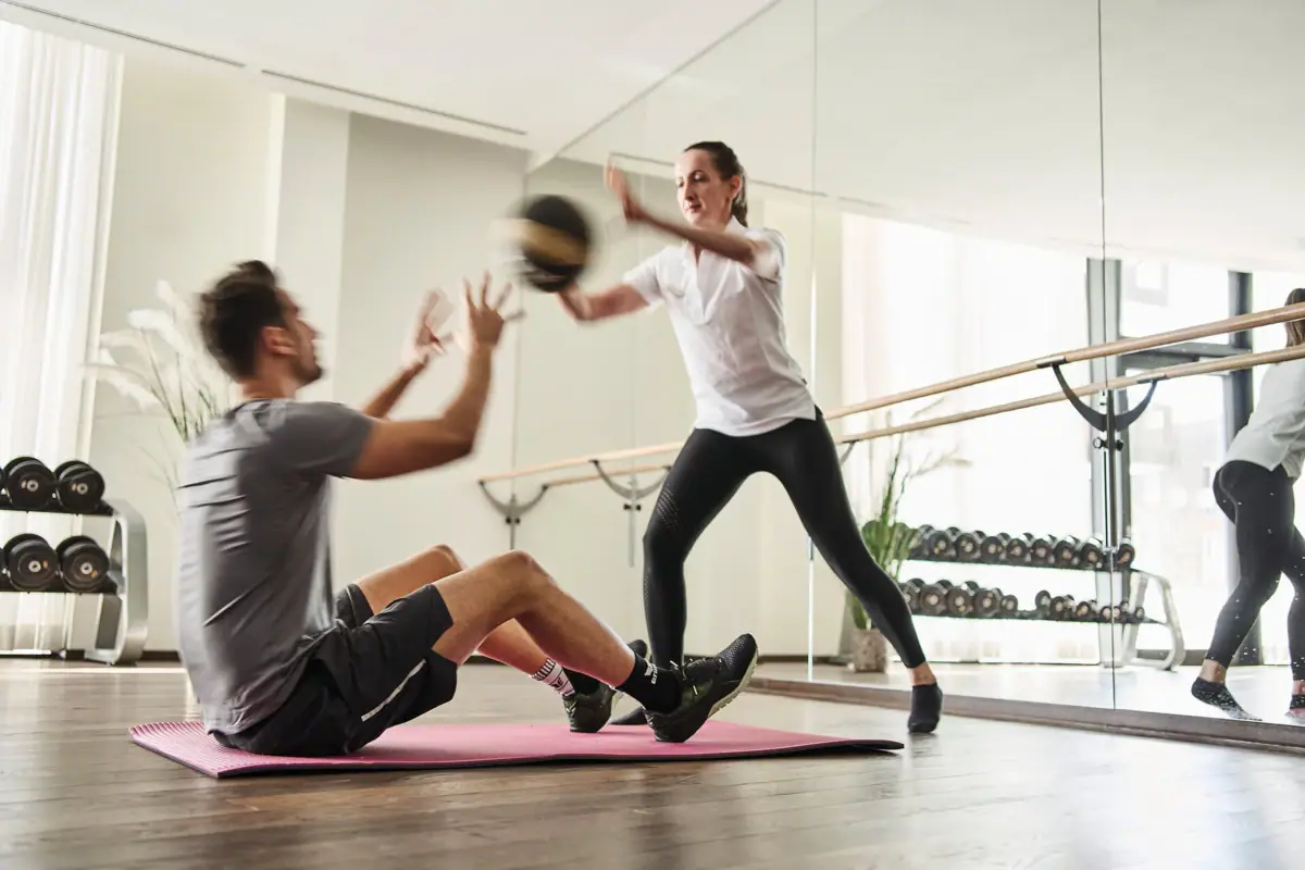 Ein Mann und eine Frau trainieren in einem Fitnessstudio.