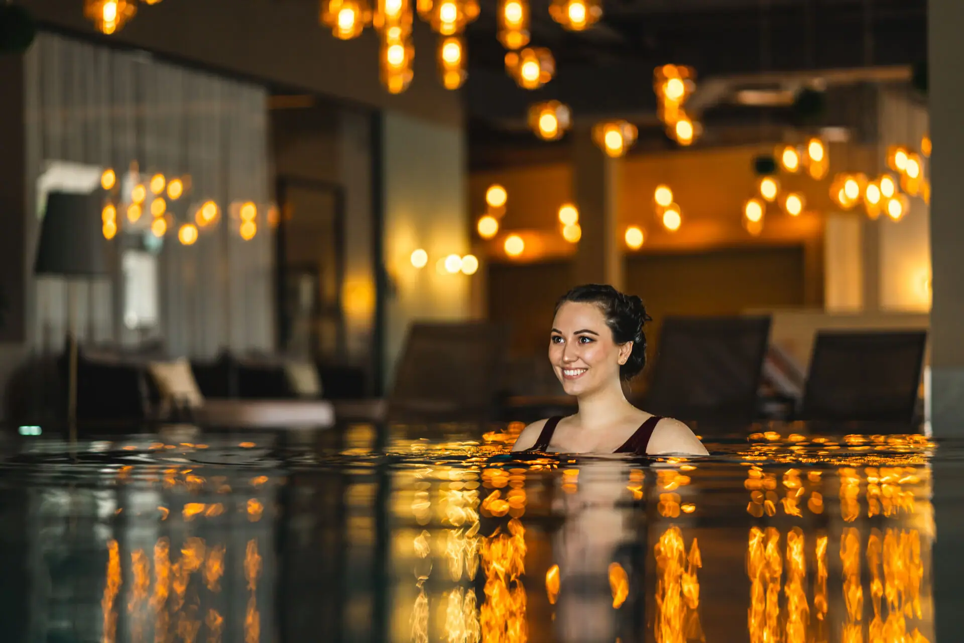 Eine Frau lächelt in einem Pool.