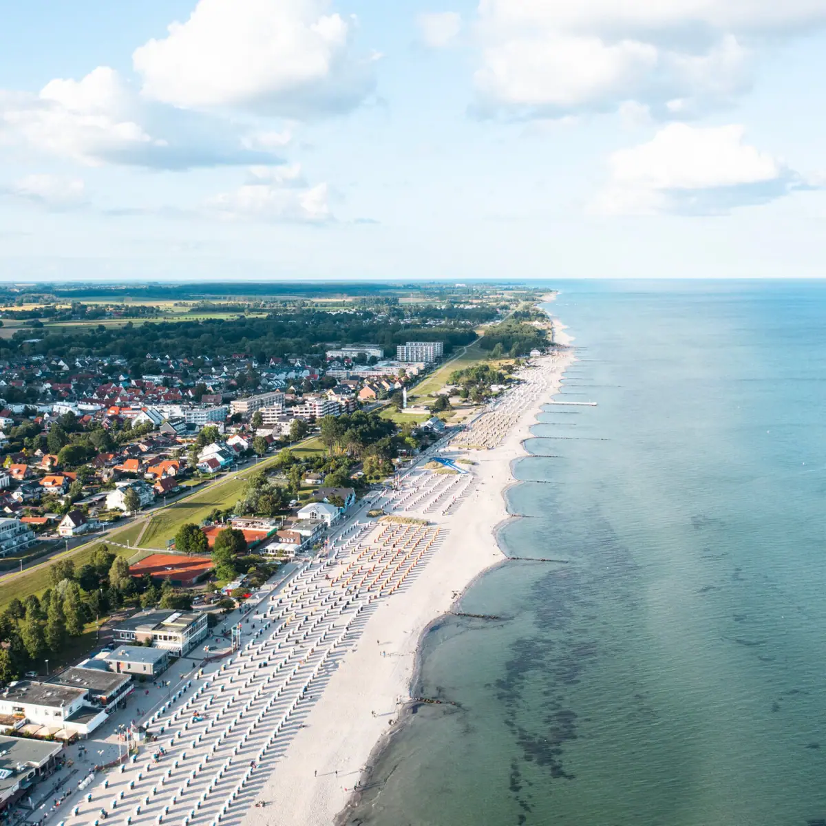 Küste Grömitz Küste von Grömitz mit dem Strand, der Ostsee und Gebäuden.