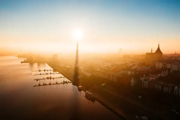 Warnemünde Stadt mit Gewässer und hohem Turm bei Sonnenaufgang im Freien