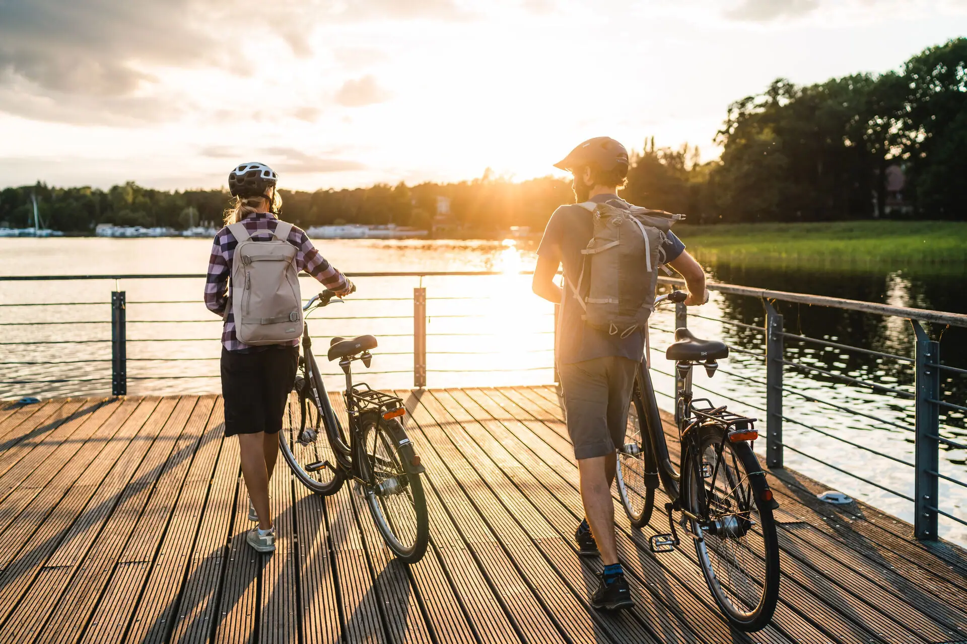 Radfahren am Scharmützelsee Zwei Personen mit Fahrrädern auf einem Steg am See.